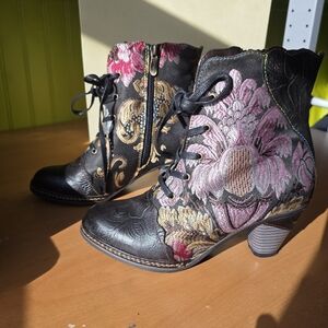 L'artiste Floral Embroidered Ankle Boots - Black and Pink